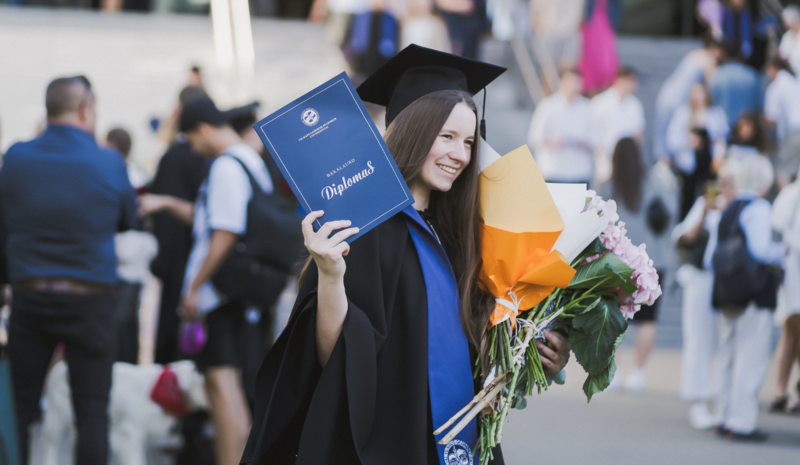 At the FMF graduation ceremony – students express their gratitude to inspiring professors